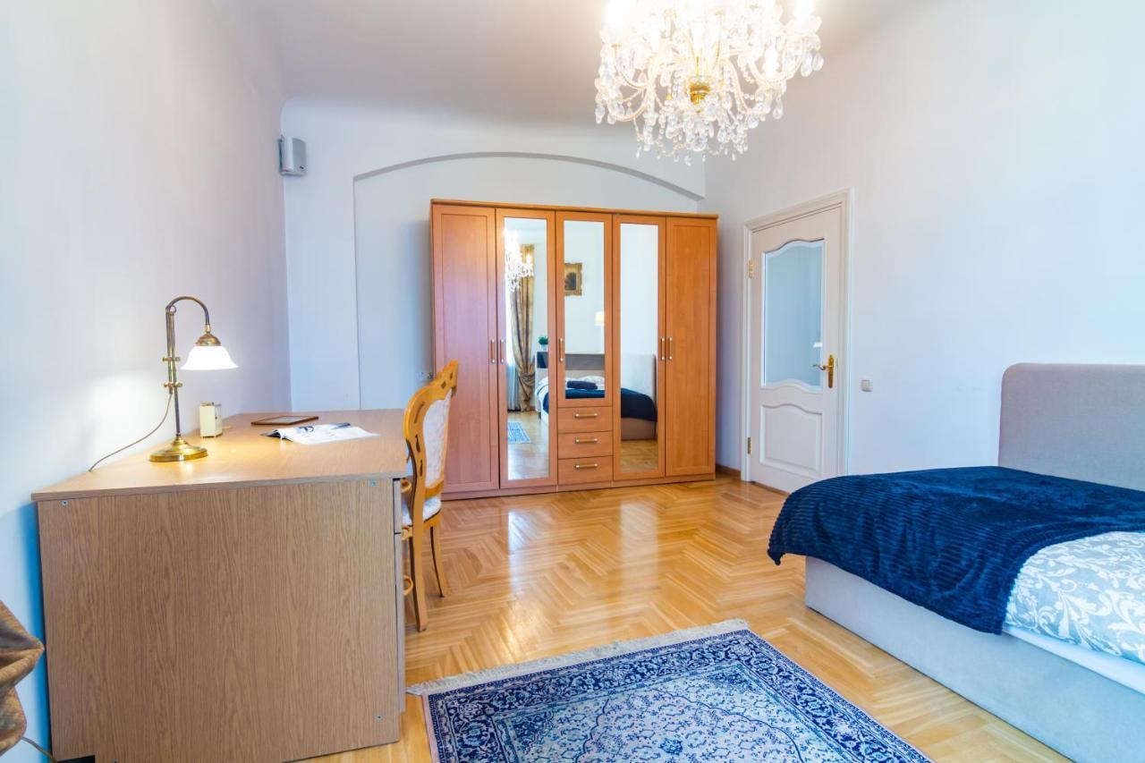 Classic Style Apartment In The Center Of Riga Eksteriør billede