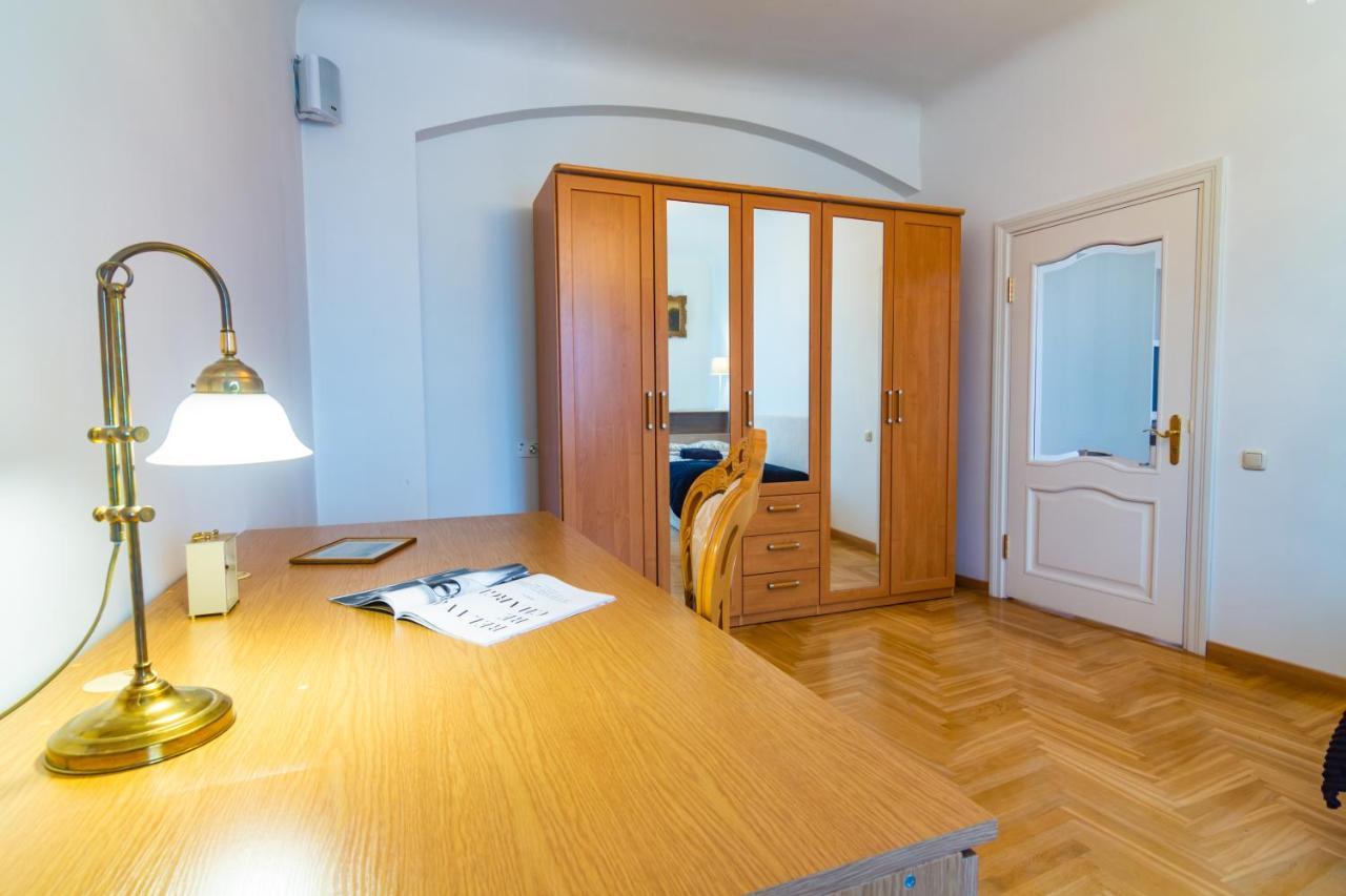 Classic Style Apartment In The Center Of Riga Eksteriør billede