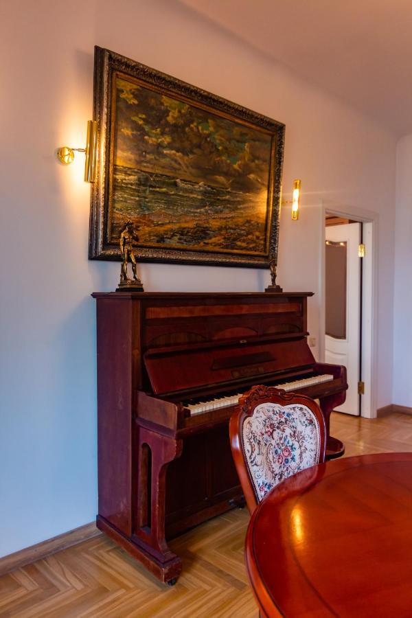 Classic Style Apartment In The Center Of Riga Eksteriør billede